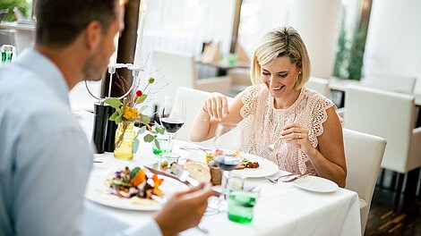Pärchen beim Essen im Restaurant