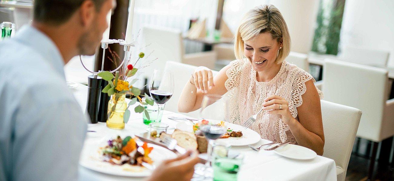 Pärchen beim Essen im Restaurant