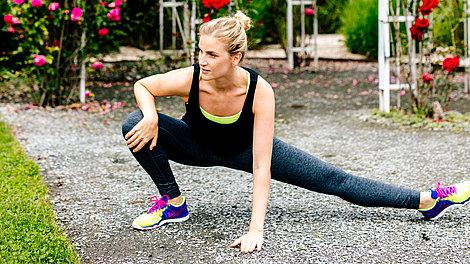 Blonde Frau beim Yoga