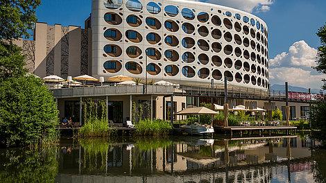 Außenansicht des Seepark Hotels mit Spiegelung im Wasser